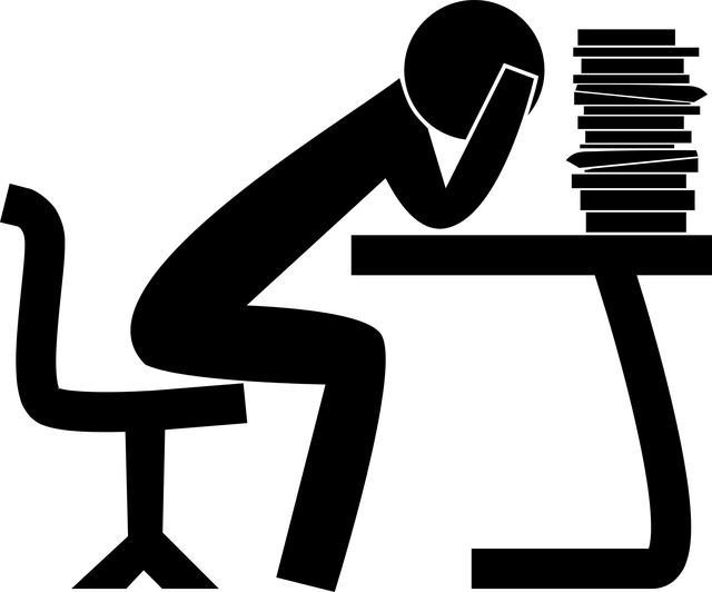 opřený o stůl