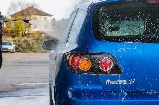 mazda 3 v myčce