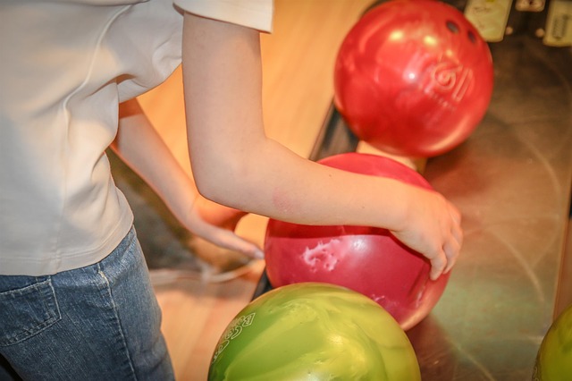 mladík při bowlingové hře